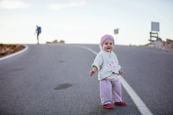 Roztomilá holčička stojí na silnici — Stock fotografie
