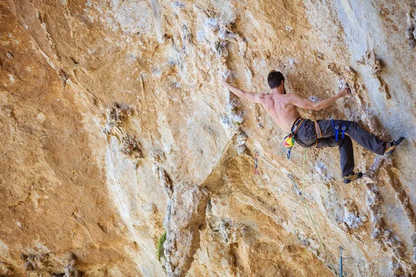 Kaya tırmanışçısı cliff üzerinde zorlu rota — Stok fotoğraf