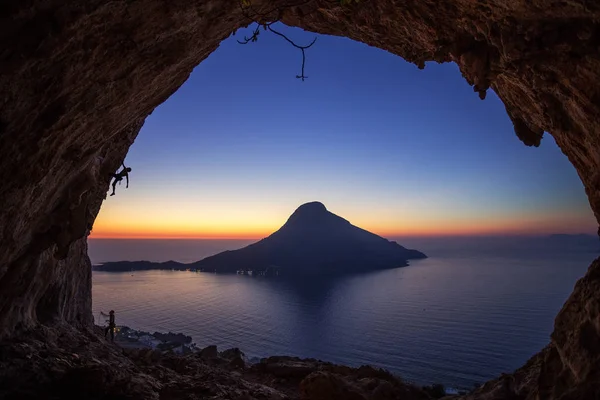 Rock klimmers bij zonsondergang, Kalymnos eiland — Stockfoto