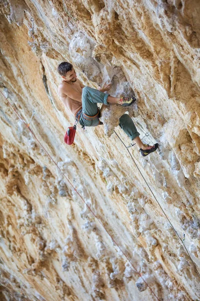 Bergsklättrare på utmanande rutt på klippa — Stockfoto