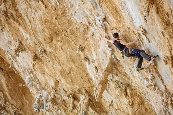 Escalador de rocas en acantilado — Foto de Stock