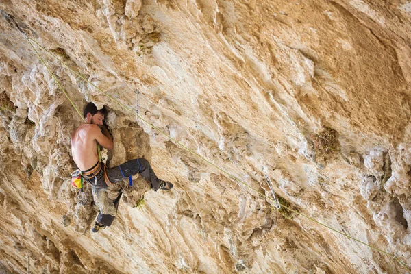 Escalador de roca descansando — Foto de Stock