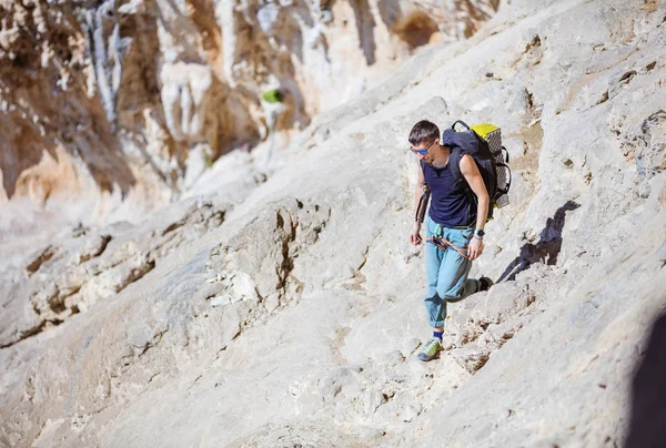 Escalador de rocas en arnés de seguridad — Foto de Stock