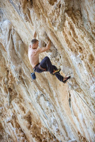 Alpinista em rota desafiadora no penhasco — Fotografia de Stock