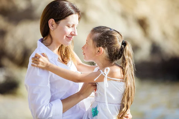 Mulher e filha na praia — Fotografia de Stock