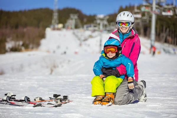 Neşeli anne ve oğlu kayak pisti üzerinde dinlenme — Stok fotoğraf