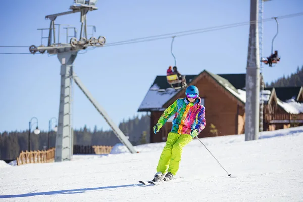 Junger Mann bei Skiabfahrt in Wintersportort — Stockfoto