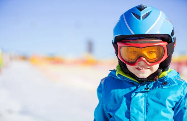 Joyeux jeune skieur portant un casque de sécurité et des lunettes — Photo