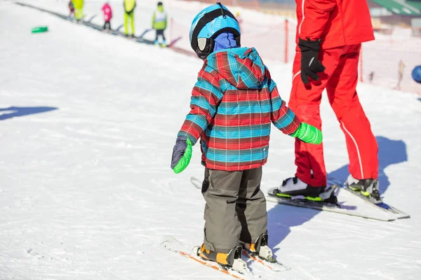 Junge Skifahrer und Skilehrer — Stockfoto