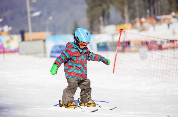 Liten pojke skidåkning slalom — Stockfoto