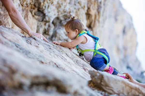 Mała dziewczynka wspinając się klif — Zdjęcie stockowe