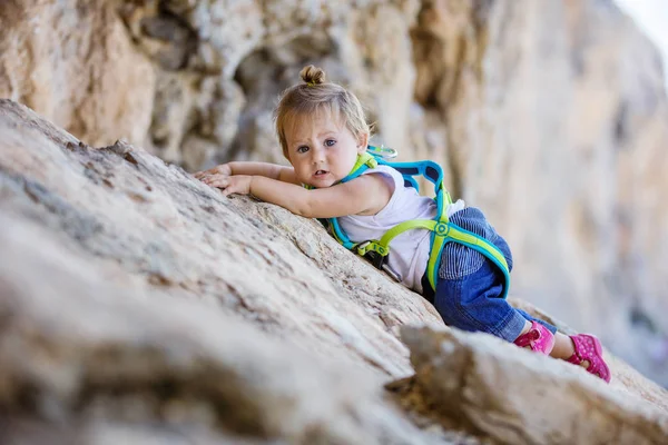 Malá holčička, lezení po skále — Stock fotografie