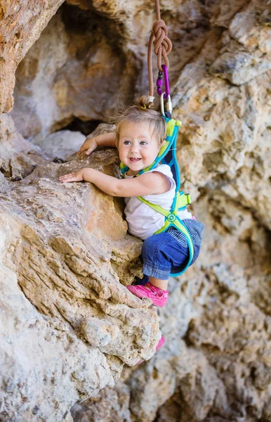 Feliz niña subiendo al acantilado — Foto de Stock