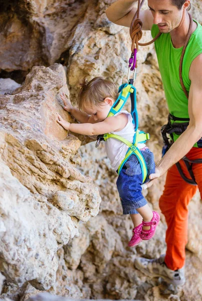 Rock climber och hans lilla dotter — Stockfoto