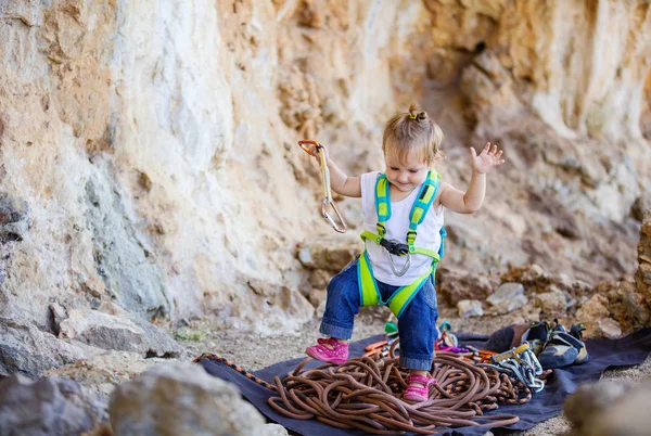 Feliz niña jugando con equipo de escalada en roca — Foto de Stock