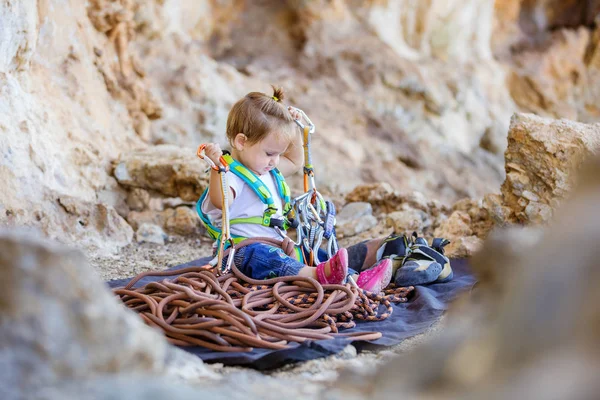 Niña jugando con equipo de escalada —  Fotos de Stock