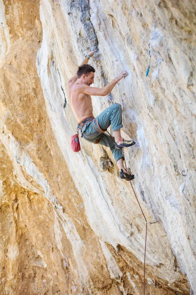 崖の上の挑戦的なルートでロック ・ クライマー — ストック写真