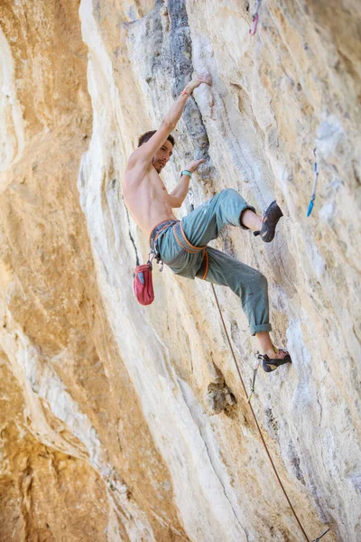 Rock climber on challenging route on cliff — Stock Photo, Image