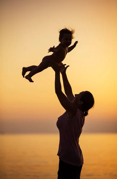 Mor och dotter ha kul på stranden — Stockfoto