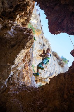 Küçük çocuk üst halat tırmanma sırasında aşağı indirdi
