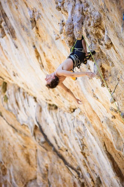 Escalador de roca descansando después de agotador intento — Foto de Stock