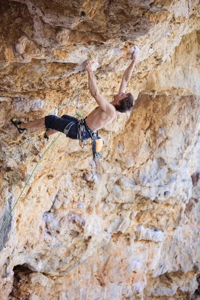 Mężczyzna rock alpinista na trudnej trasie na klifie — Zdjęcie stockowe