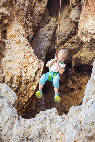 小男孩被降低了顶绳攀爬时 — 图库照片