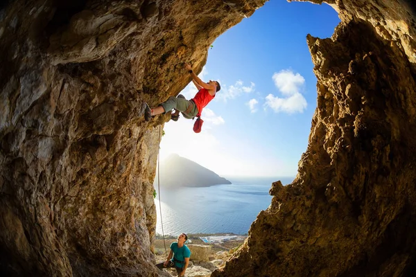 Rock climbers in cave — Stock Photo, Image