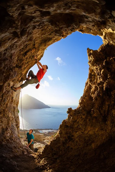 Rock klättrare i grotta — Stockfoto