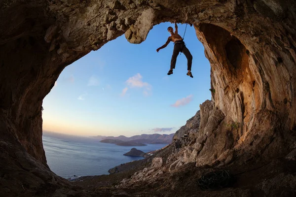 Rock alpinista aperto de mão no teto na caverna — Fotografia de Stock