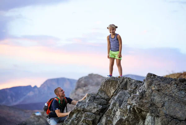 Niña y padre disfrutando de vacaciones activas en las montañas — Foto de Stock