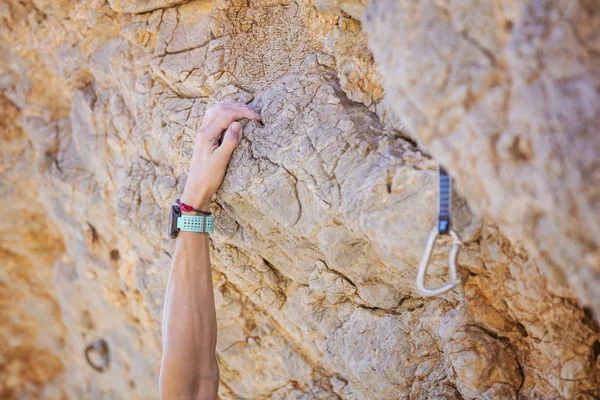 Nahaufnahme der Hand des Bergsteigers auf Klippe — Stockfoto