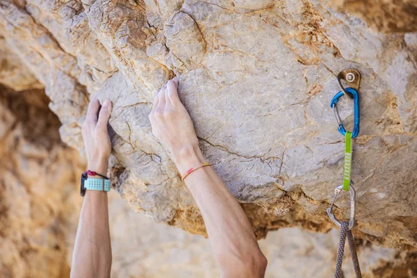 Nahaufnahme der Hände des Bergsteigers an der Klippe — Stockfoto