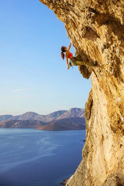 Escaladora femenina en ruta desafiante — Foto de Stock