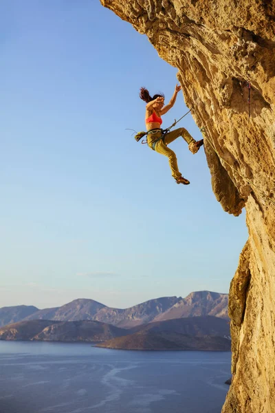 Vrouwelijke rock klimmer cliff eraf terwijl leiden klimmen — Stockfoto