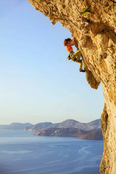Female rock climber on challenging route on cliff — Stock Photo, Image