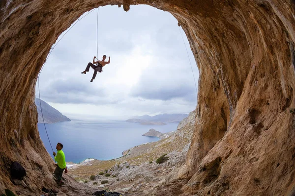 Rock klimmers in grot — Stockfoto