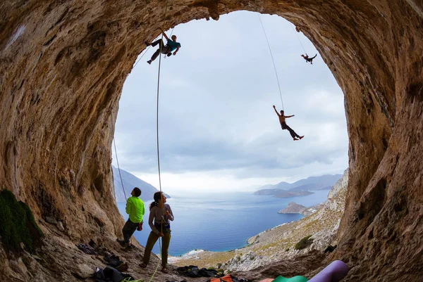 Rock climbers in cave — Stock Photo, Image