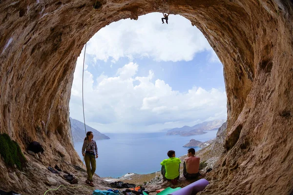 Kaya dağcılar mağarada grup — Stok fotoğraf