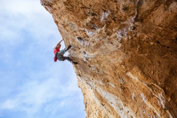Leende bergsklättrare på överhängande klippa — Stockfoto