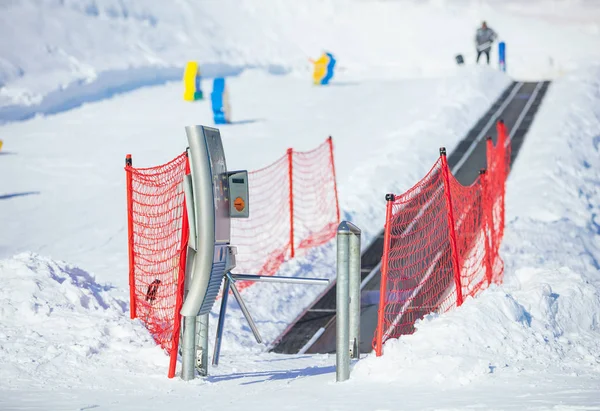 Reisender im Kinderbereich auf Skigebiet — Stockfoto