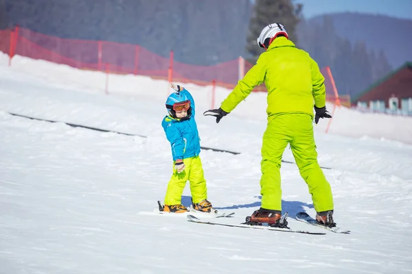 Unterricht in der Skischule: Skilehrer bringt kleinen Skifahrern das Skifahren bei — Stockfoto