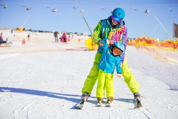 Baba ya da küçük kayakçı olun kullanmayı öğretmek eğitmen döner — Stok fotoğraf