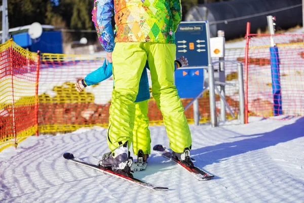 Vader en zoon permanent in kinderbad op ski resort — Stockfoto