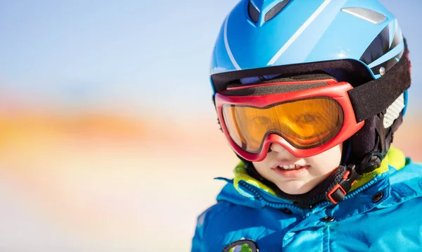 Piccolo sciatore con casco e occhiali di sicurezza — Foto Stock