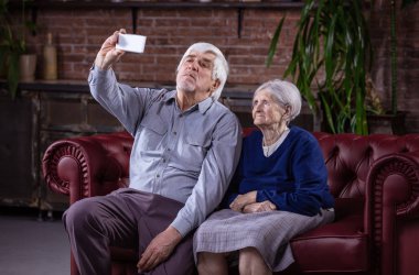 Akıllı telefon ile üst düzey çift alarak selfie 