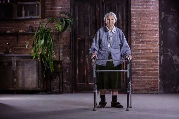 Retrato de mulher idosa com andador em casa — Fotografia de Stock