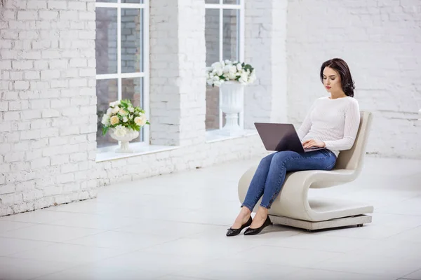 Mooie jonge vrouw met laptop — Stockfoto