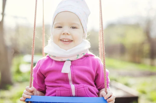 Felice Bambina Sull Altalena Giardino Primaverile — Foto Stock