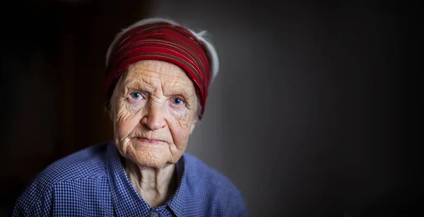 Porträt Einer Seniorin Die Die Kamera Blickt — Stockfoto